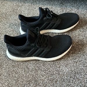 Adidas tennis shoe lightly worn
